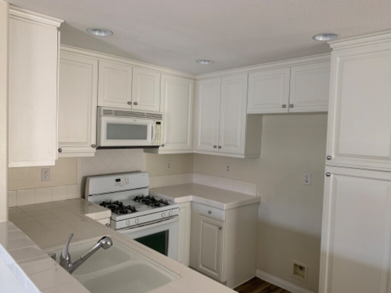 Building Photo - 28427 Santa Rosa Ln