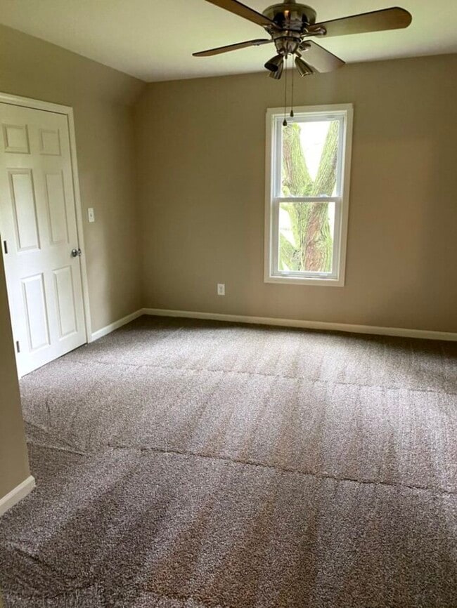 Building Photo - NEWLY RENOVATED 3 bdrm/2 bath - Sharon