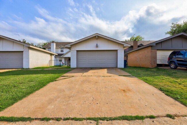 Building Photo - 4 Bedroom,2.5 Bath and 2 Car Garage Duplex with Fireplace and Prime Location Near Lake Hefner