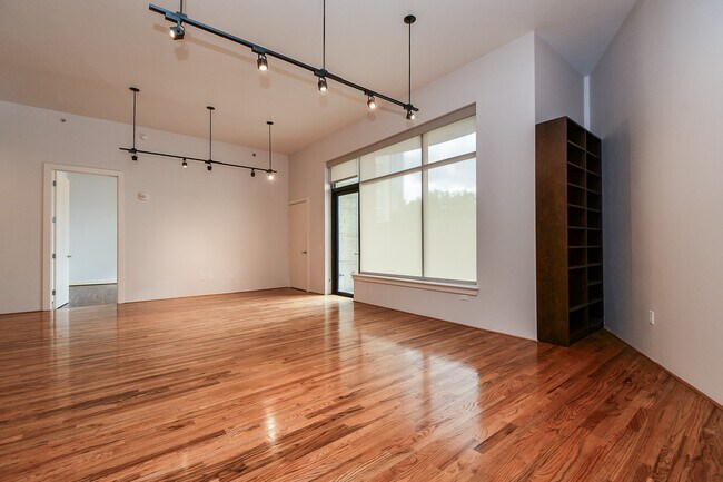 Building Photo - 5005 Hidalgo St