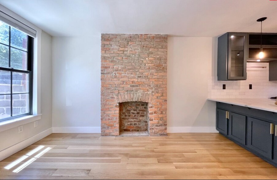 Building Photo - 320 6th St