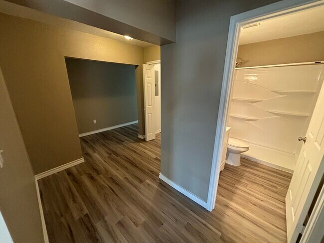 Building Photo - Spacious 3 bed 2 bath home, move in ready
