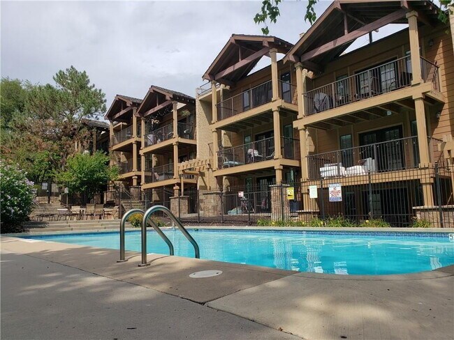 Building Photo - UPDATED 2BR/2BA WEST PLAZA CONDO
