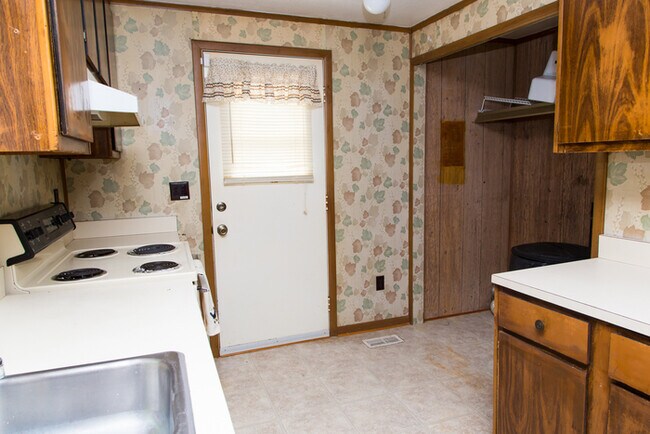 Building Photo - Country living in Cedar Grove