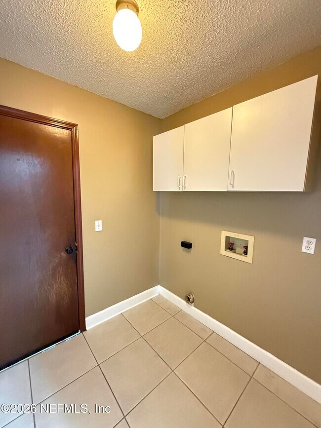 Building Photo - 8326 Cross Timbers Dr W