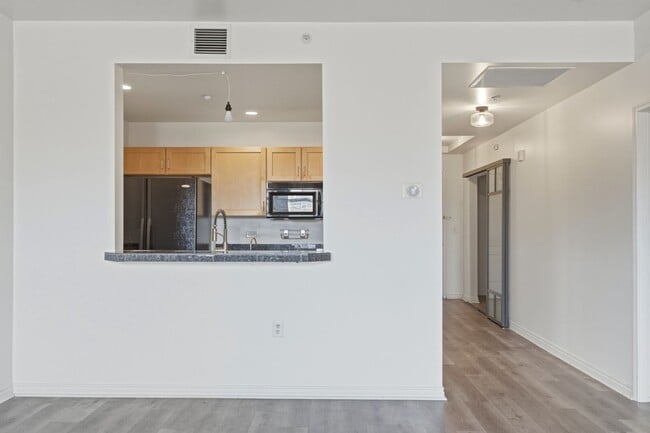 Building Photo - 2-bed, 2-bath condo in secure building with private laundry and city views