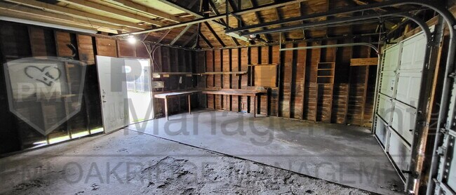 Building Photo - 3 Bedroom Home with 2 Car Garage