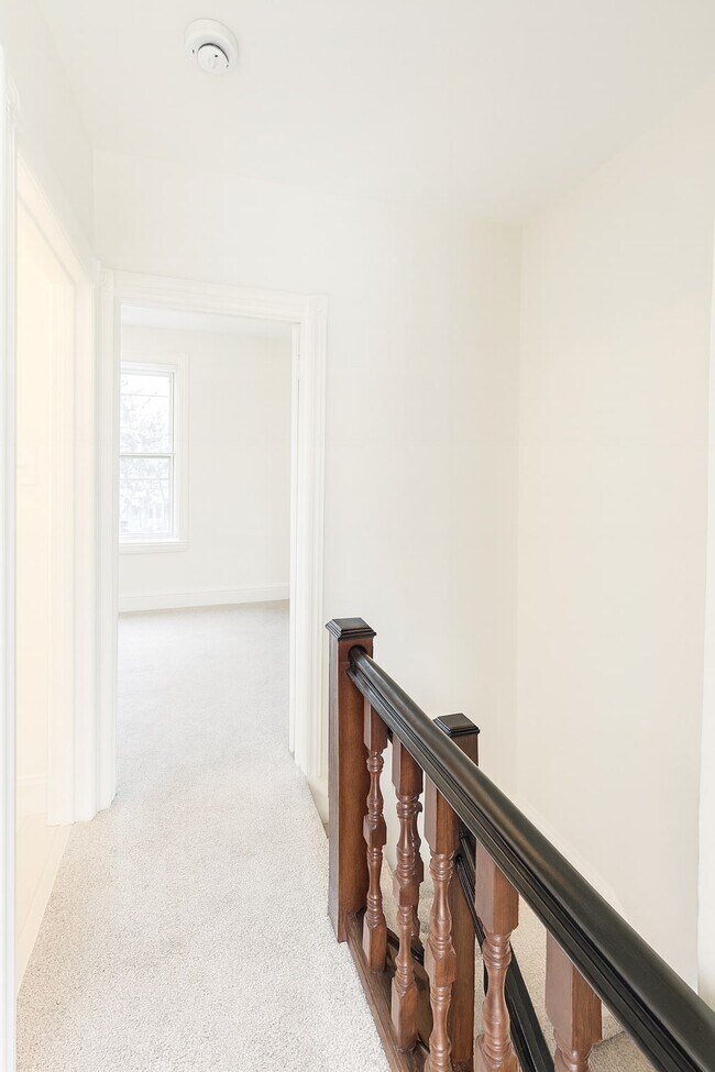 Building Photo - 630 E Thayer St