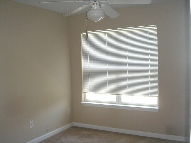 Building Photo - Student friendly! Large 5 BR, near WB and ...