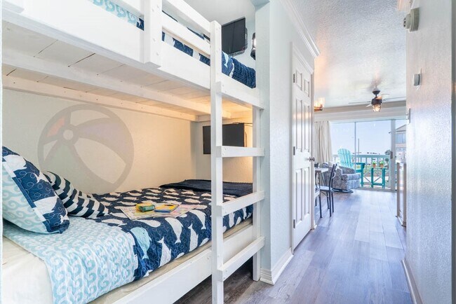 Building Photo - 6300 Seawall Blvd
