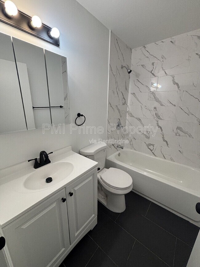 Building Photo - 887 Edwards Rd