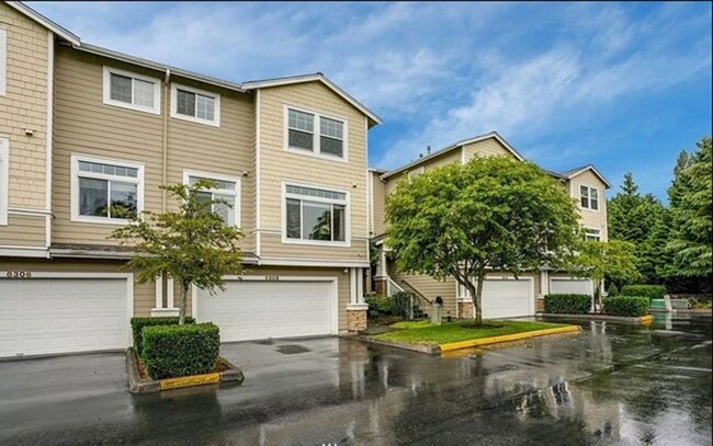 Building Photo - Amazing 4 bedroom, 2.5 bathroom townhouse ...