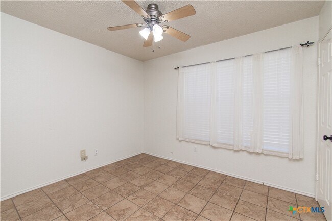 Primary Photo - 5104 Glenoak Dr