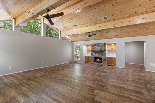 Building Photo - 21 Riverbank Dr