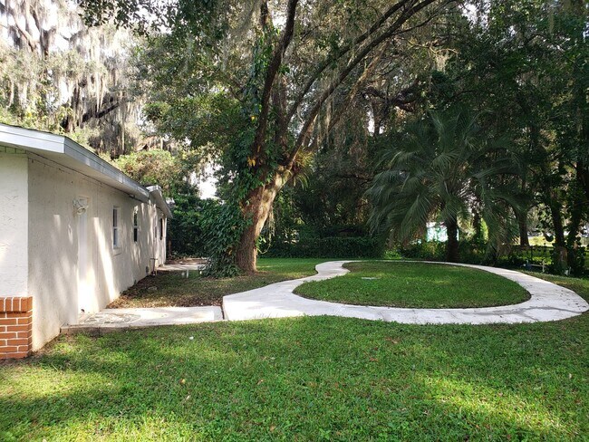 Building Photo - Beautiful 1/1 Centrally Located!!!!