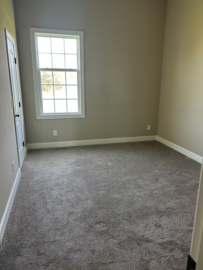 Building Photo - 4 bedroom house with a beautiful view!! **...