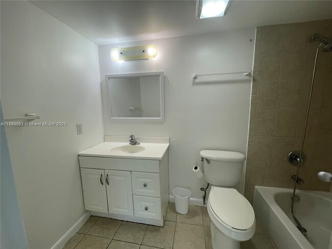 Building Photo - 10389 N Kendall Dr