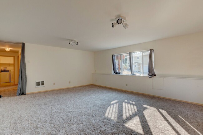 Building Photo - 2 bedroom and 2.5 Bath - Admirals Cove Home