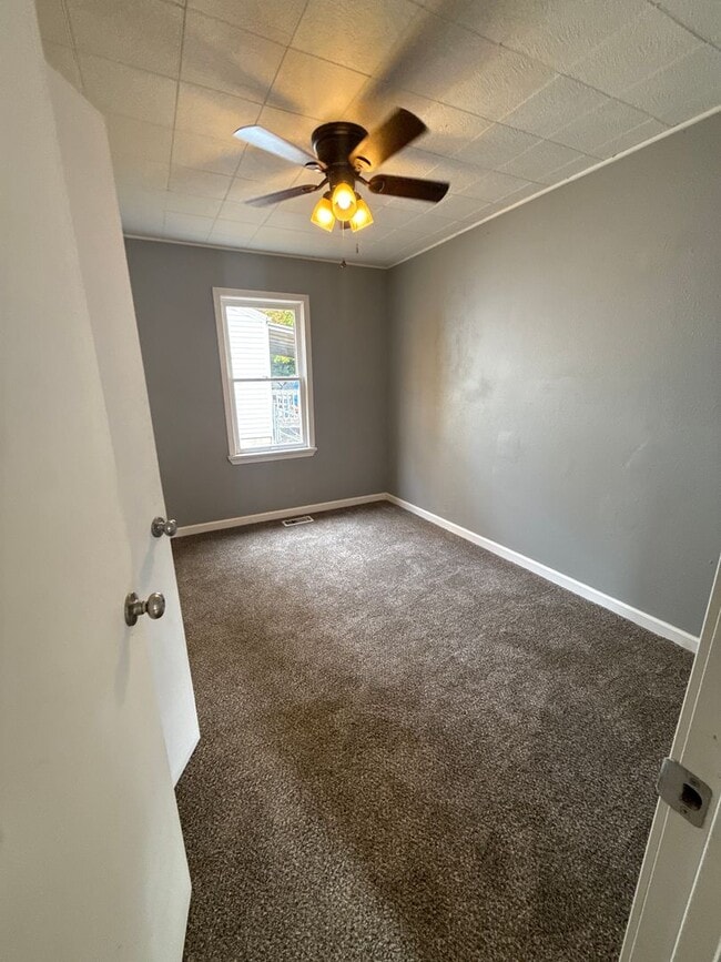 Building Photo - 3 bedroom/1 bathroom house