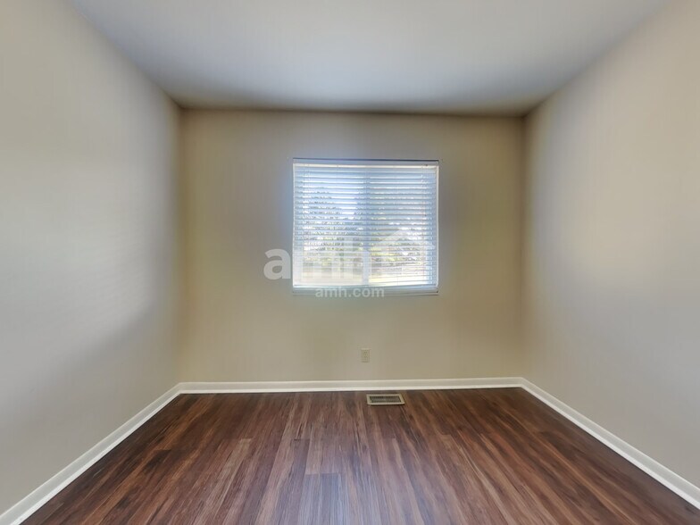 Building Photo - 8250 Pine Knoll Ct