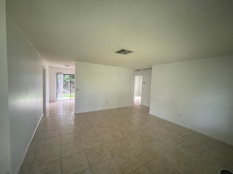 Building Photo - 1637 Barbarie Ln