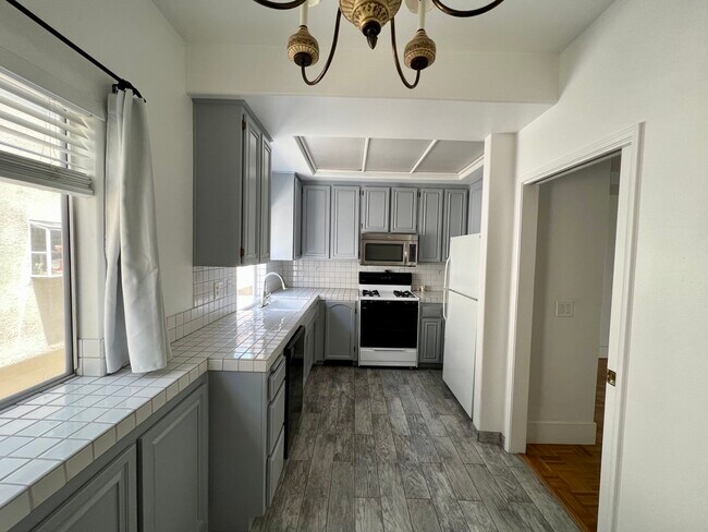 Building Photo - 5145 Yarmouth Ave