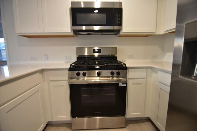 Building Photo - 343 Keefer