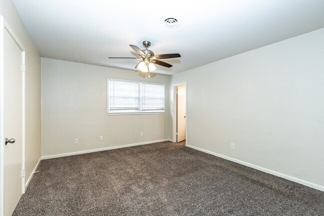 Building Photo - Large & Recently Updated!