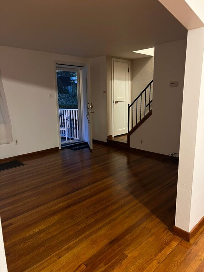 Building Photo - Updated 2 bedroom cutie in Brentwood! ** H...