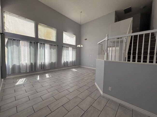 Building Photo - Available Now Palmdale 7 bedrooms !