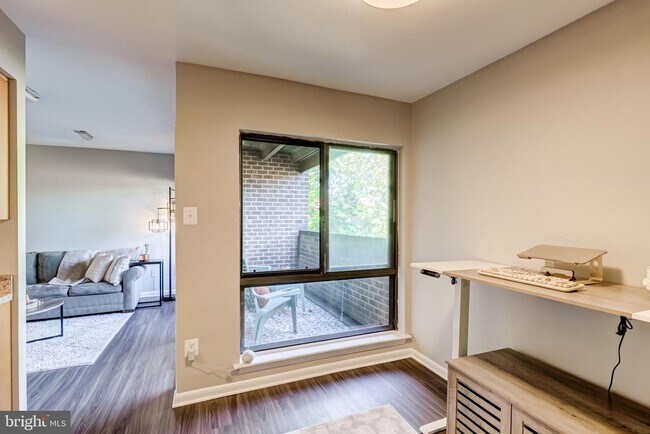 Building Photo - 11260 Chestnut Grove Square