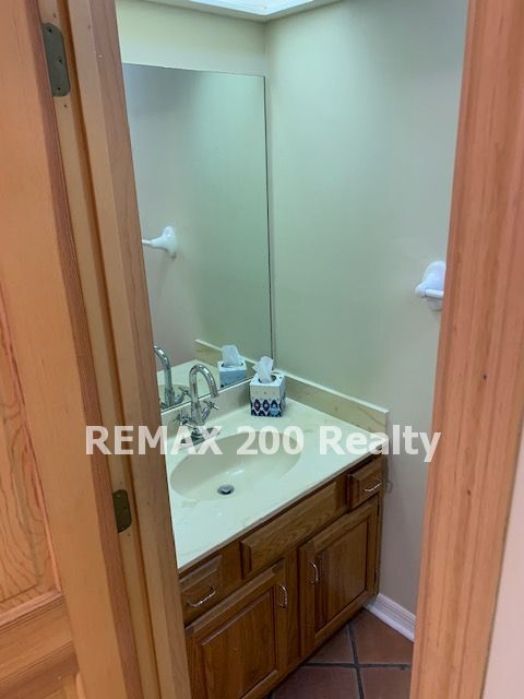 Building Photo - Beautiful Townhome in Downtown