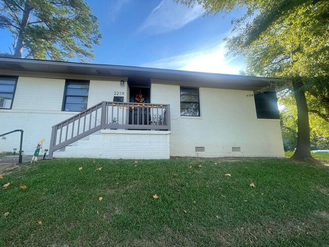 Building Photo - Highland Charmer! Come see Today!
