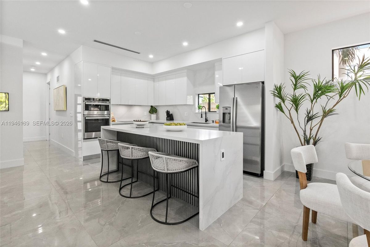 Building Photo - 325 SW 16th St