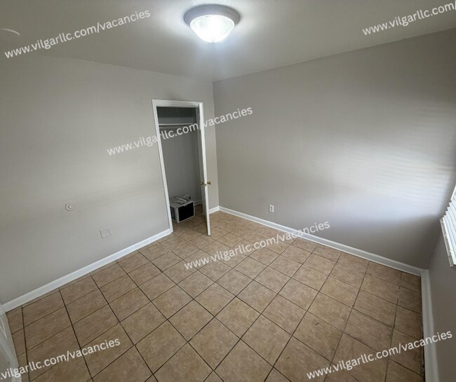 Building Photo - FOR RENT — SPACIOUS 3 BED / 1 BATH HOME