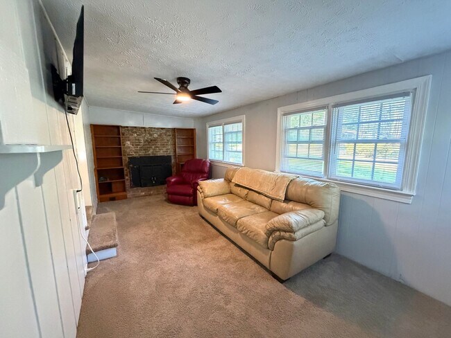 Building Photo - 12 Martin Ln