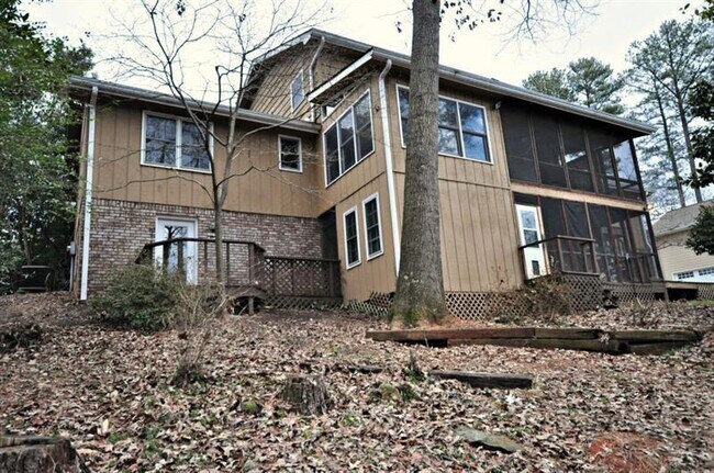 Building Photo - 4060 Summit Dr
