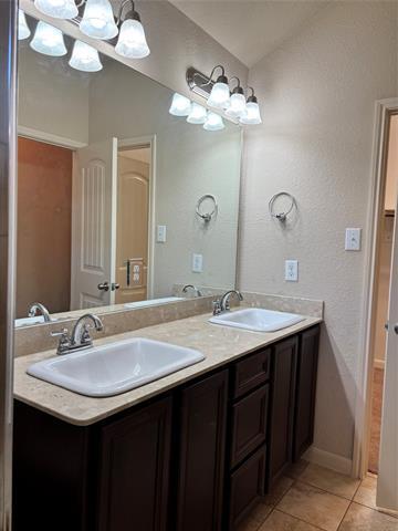 Building Photo - 5145 Royal Springs Dr