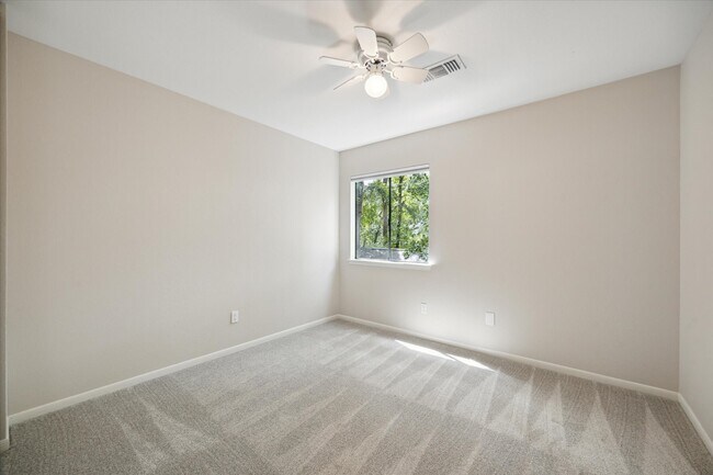 Building Photo - 31 Fire Flicker Pl