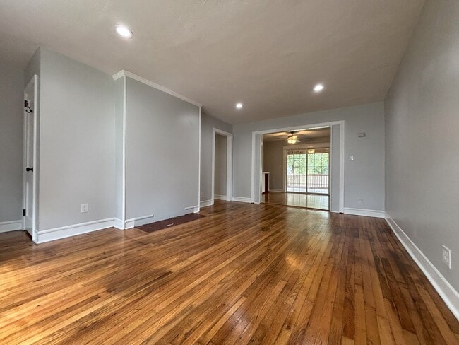 Building Photo - Get on over to Glendale!