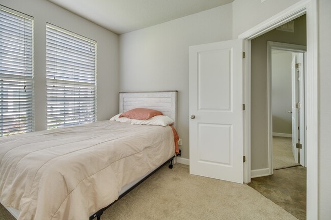 Building Photo - 15971 S Crestview Dr