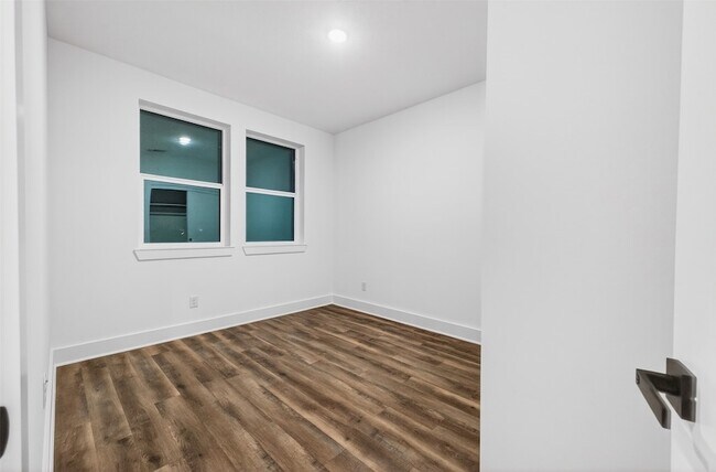 Building Photo - 3003 Delano St
