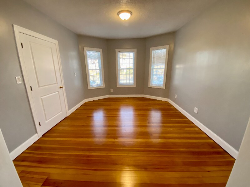 Building Photo - 824 Main St