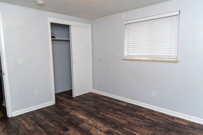 Building Photo - Top-Right Remodeled 2BR/1BA 4-Plex Unit + In-Unit W/D — $0 January Rent (Rent Due 2/1/26)