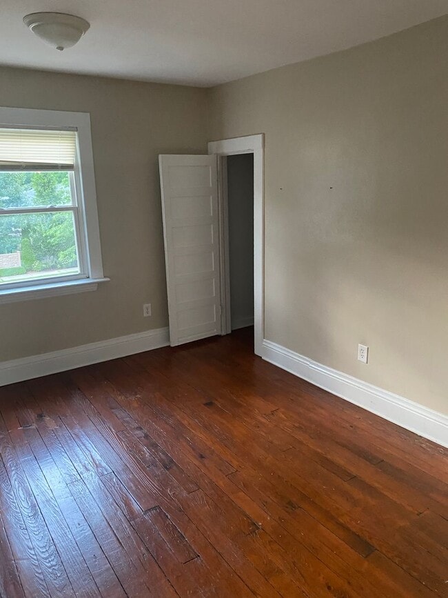 Building Photo - Beautiful new exterior on classic Harters Heights 4 bedroom (3 full baths) blocks from ND.