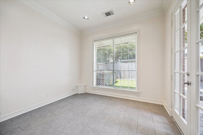 Building Photo - 5308 Hidalgo St