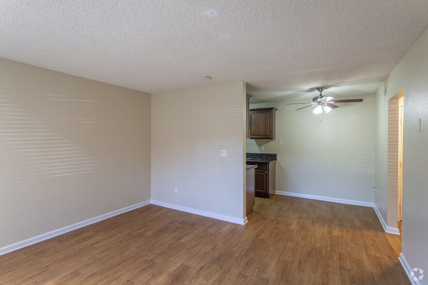 1 BR, 1 BA - 650 SF - Maple View Apartment