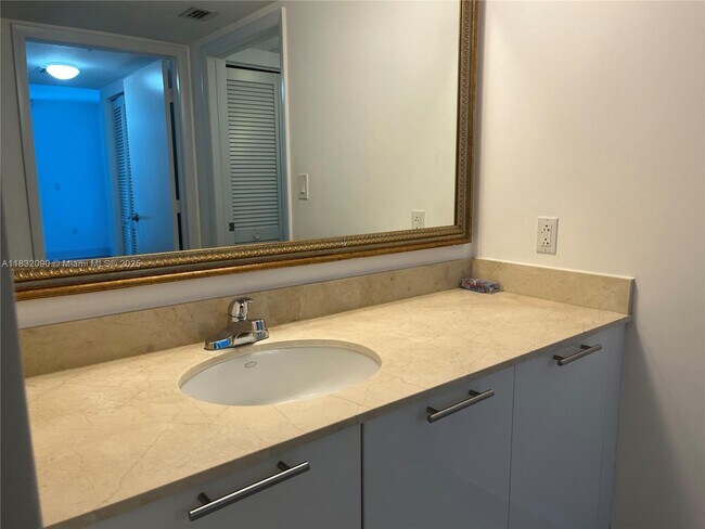 Building Photo - 1800 N Bayshore Dr