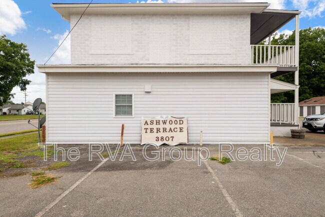 Building Photo - 3807 Woodlawn St
