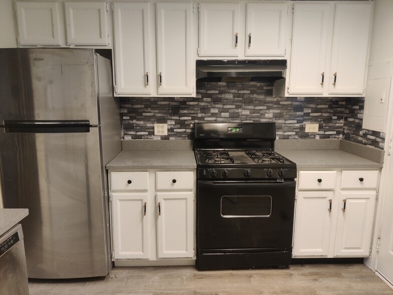 Building Photo - 520 Meadow Green Ln